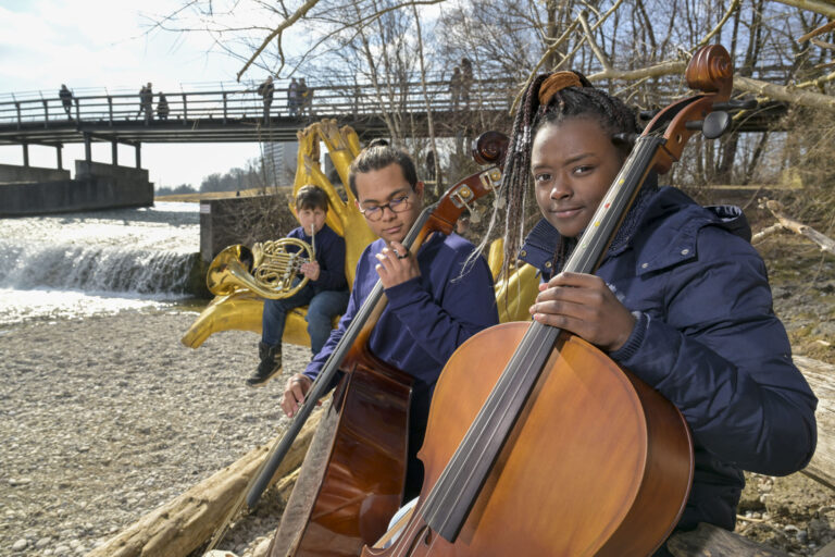 3 Kinder zusammen an der Isar
