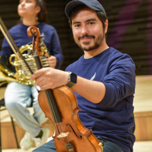 Gustavo Strauß mit Geige - Lehrer von Consonanza