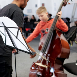 Lehrer von Consonanza erklärt einem Schüler das Instrument