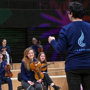 Lehrer von Consonanza mit musizierenden Kindern