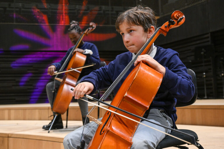 Zwei musizierende Kinder bei der Orchester Probe